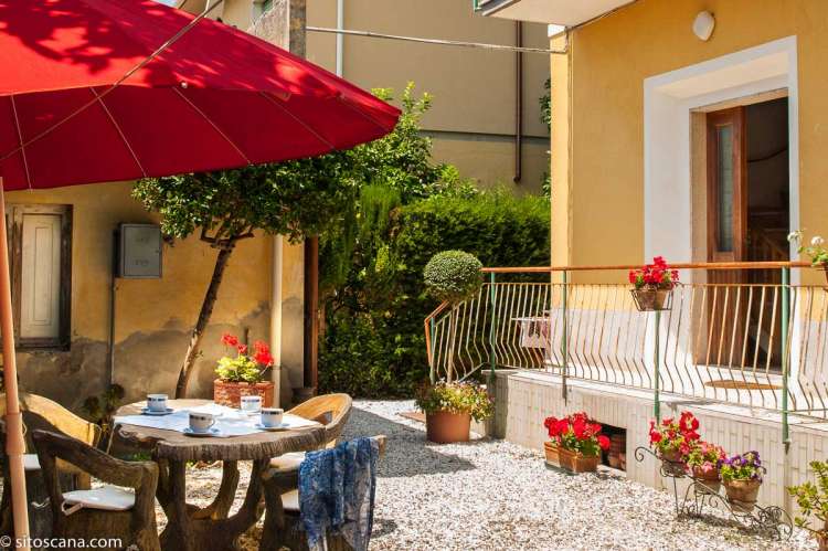 Uteplass og inngang til Vera. Bildet viser uteplass i feriehus ved sjøen i Toscana.