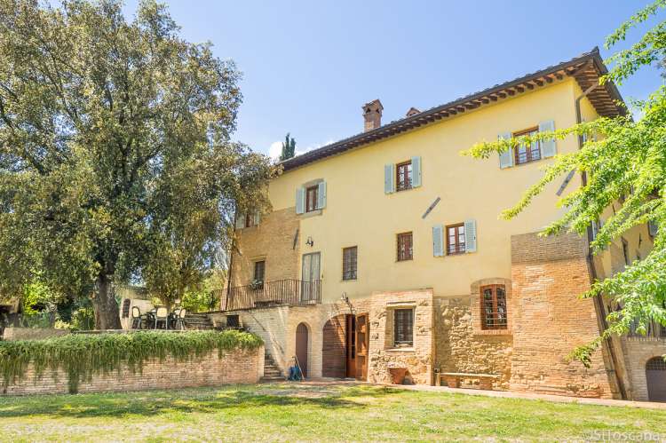 Castrum Moriori er en historisk villa med fire leiligheter og basseng med utsikt. Bildet viser historisk villa til utleie for ferie, midt mellom Pisa og Firenze.