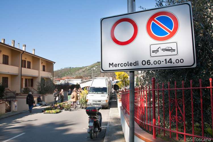 Bildet viser et skilt med Innkjøring forbudt, Parkering forbudt på onsdager mellom 06:00 og 14:00. 