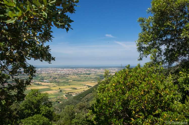 Bildet viser utsikt mot Pisa og strendene ved Pisa. Bildet er tatt fra en av turveiene i åssiden utenfor Pisa.