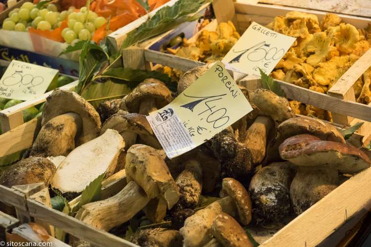 Bildet viser steinsopp og kantarell klar til salg i Matmarkedet i Firenze – Mercato Centrale