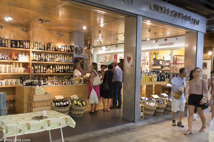 Bildet viser en av vinhandlerne i Matmarkedet i Firenze – Mercato Centrale