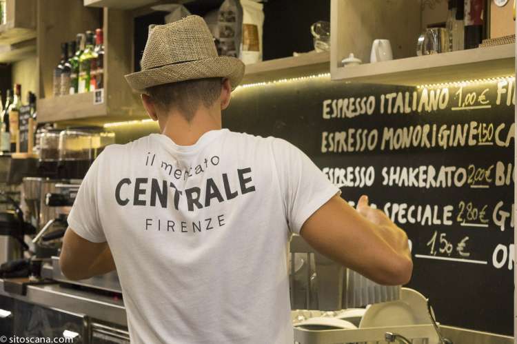 Bildet viser en barista i sving på en kaffebar på Matmarkedet i Firenze – Mercato Centrale.