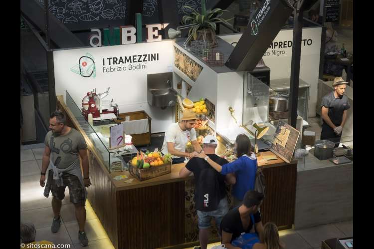 Bildet viser folk som kjøper juice i juicebaren i Matmarkedet i Firenze – Mercato Centrale Firenze