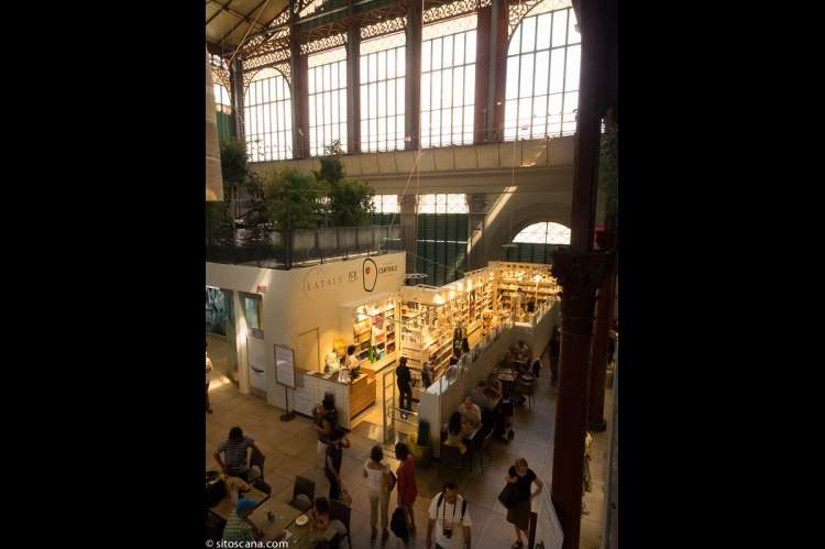Bildet viser noen av vinduene og deler av arkitekturen samt en av butikkene i Matmarkedet i Firenze – Mercato Centrale