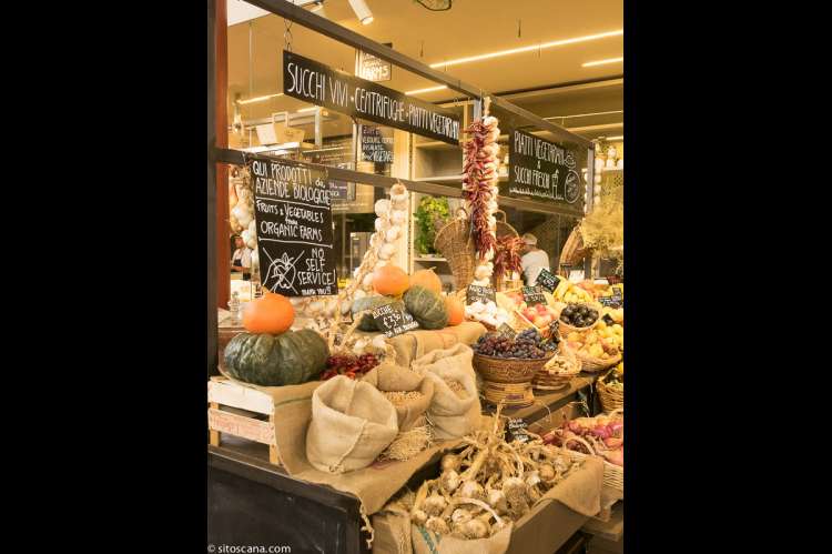 Bildet viser frukt og grønt lagt opp for salg i Matmarkedet i Firenze – Mercato Centrale