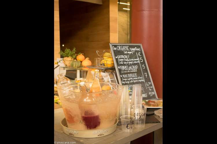 Bildet viser frukt og meny i en juicebar i Matmarkedet i Firenze – Mercato Centrale