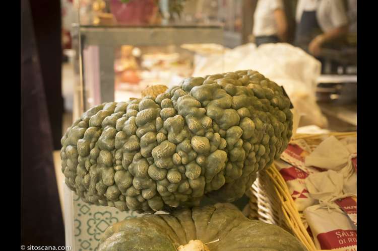 Bildet viser et knudrete gresskar lagt opp for salg i Matmarkedet i Firenze – Mercato Centrale
