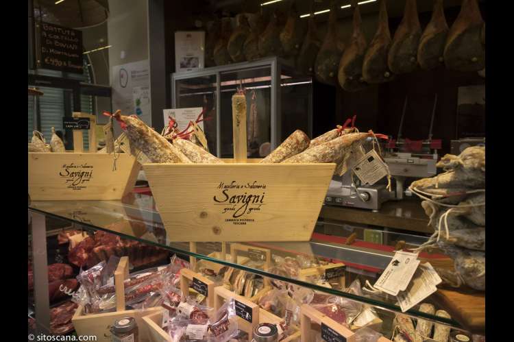 Bildet viser spekemat lagt opp for salg i Matmarkedet i Firenze – Mercato Centrale