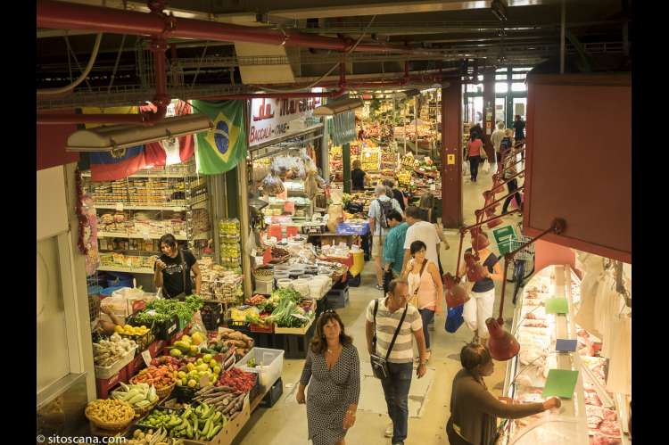 Bildet viser oversikt over en del av salgsbodene i Matmarkedet i Firenze – Mercato Centrale. Bildet er tatt ovenfra og viser hovedsaklig frukt og grønnsaksboder.