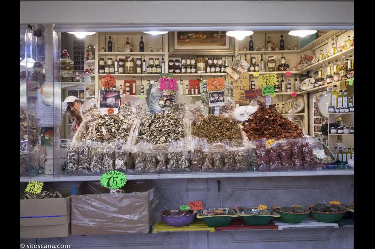 Bildet viser tørket sopp, trøfler og syltetøy lagt frem for salg i Matmarkedet i Firenze – Mercato Centrale