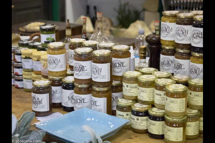 Bildet viser honning og syltetøyglass satt opp for salg i Matmarkedet i Firenze – Mercato Centrale