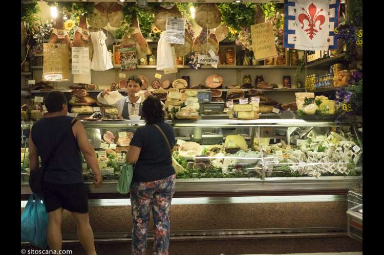 Bildet viser folk som kjøper ost i en ostedisk i Matmarkedet i Firenze – Mercato Centrale