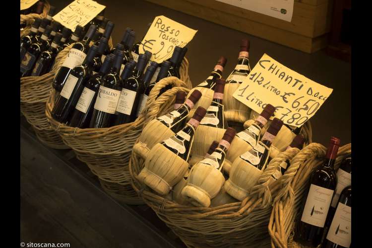 Bildet viser rødvin av mange slag, også Chianti, lagt opp for salg i Matmarkedet i Firenze – Mercato Centrale