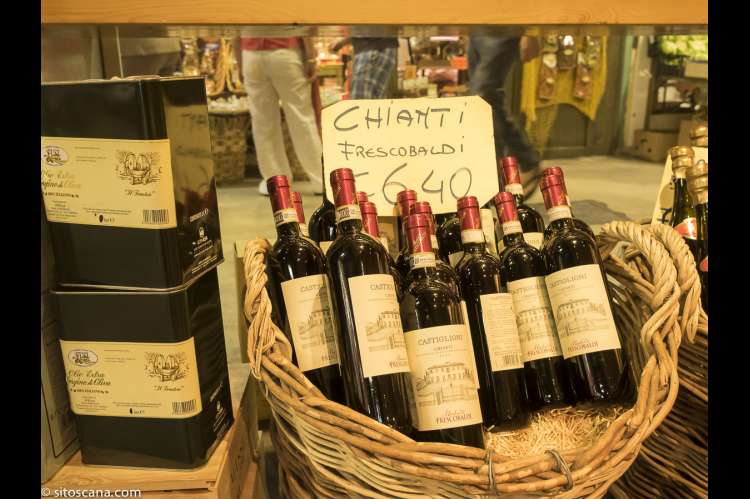 Bildet viser Chiantivin lagt opp for salg i Matmarkedet i Firenze – Mercato Centrale