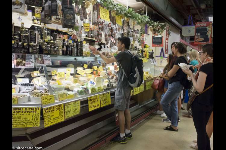 Bildet viser mann som handler delikatesser i Matmarkedet i Firenze – Mercato Centrale