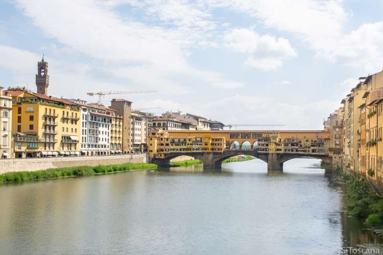 Bildet viser brua Ponte Vecchio som går over elva Arno i Firenze. I Toscana i Italia.