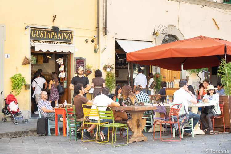 Bildet viser en av de små spisestedene på Piazza Santo Spirito i Firenze. Toscana, Italia.