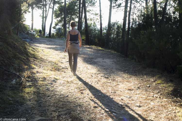 Bildet viser kvinne som går på tur i skogen utenfor Pisa, i Toscana. SiToscana formidler ferieboliger som egner seg når man vil nyte friluftsliv med gåturer og sykkelturer. 