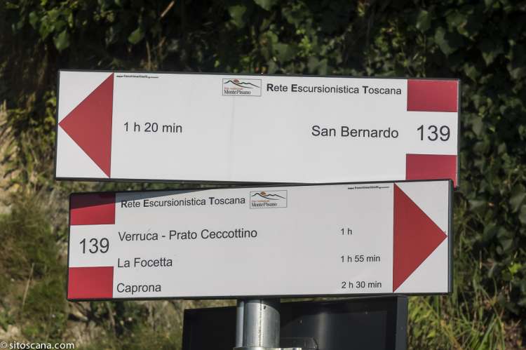 Bildet viser flere skilt for merkede turstier i Toscana. SiToscana formidler ferieboliger som egner seg når man vil nyte friluftsliv med gåturer og sykkelturer. 