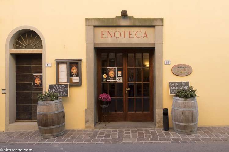 Bildet viser inngangsdøra til et enotek og spisested i vinbyen Terriciola i Toscana.