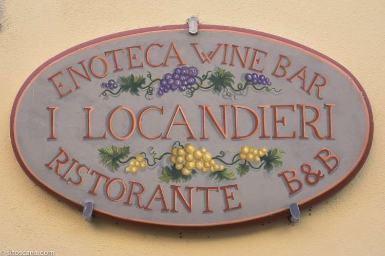 Bildet viser skiltet til et av spisestedene i vinbyen Terriciola i Toscana.