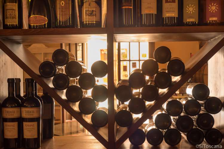 Bildet viser interiør med vinflasker i en restaurant i vinbyen Terricciola i Toscana.