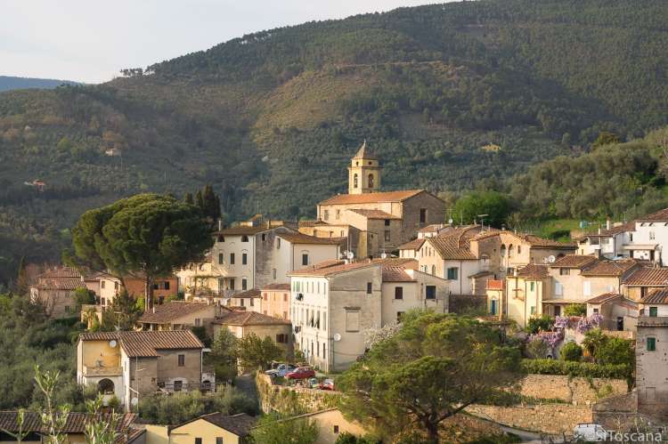 Bildet viser landsbyen Montemagno i åssiden ved Pisa. Bildet er tatt en solfylt aprildag