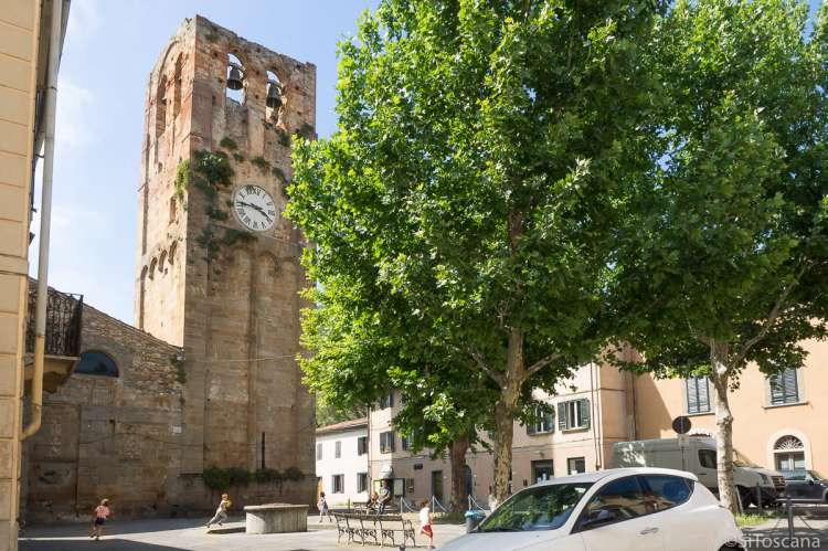 Bildet viser kirketårnet på Pieve di Calci, kirka som ligger i sentrum.