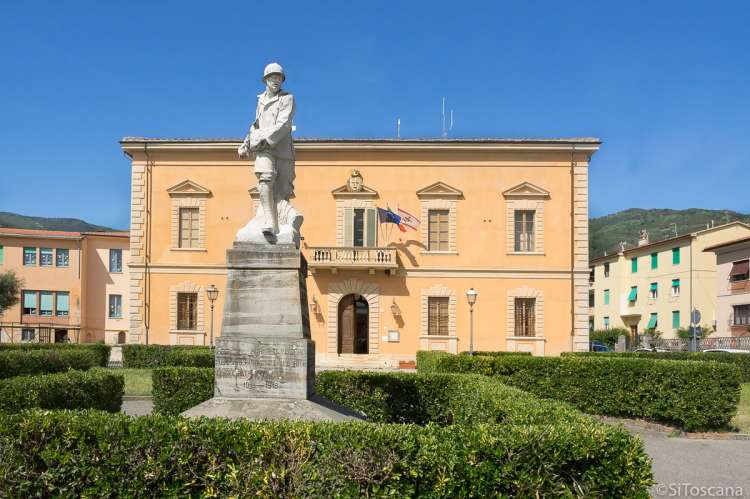 Bildet viser en statue med minne fra krigen foran kommunehuset i landsbyen Calci.