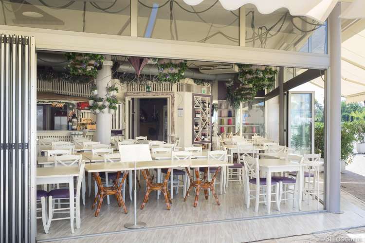 Bildet viser en av restaurantene på torget i Tirrenia.