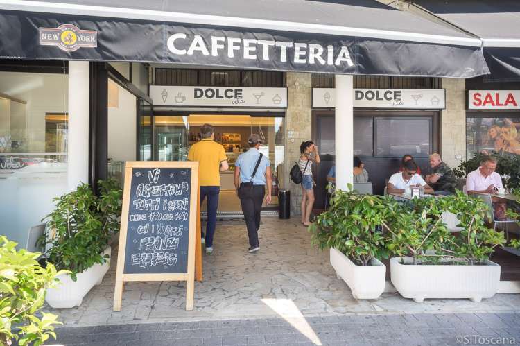 Bildet viser ei tavle med invitasjon til lunsj, utenfor en kafe i Tirrenia, en av badebyene i Toscana.