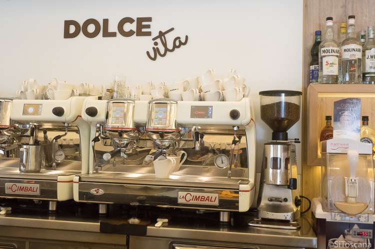 Bildet viser en kaffemaskin på et av spisestedene i Tirrenia i Toscana.