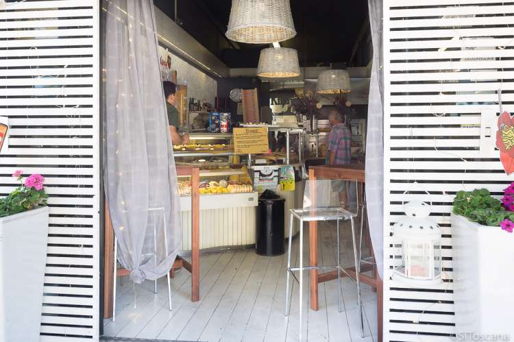 Bildet viser inngangspartiet og disken i en av barene i Tirrenia i Toscana. Inne skimter du ekspeditøren og en av kundene.