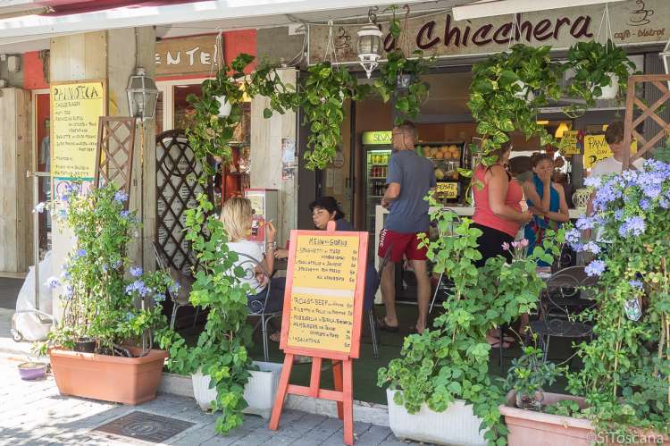 Bildet viser folk som står og sitter utenfor en av de mange kaffebarene i Tirrenia.