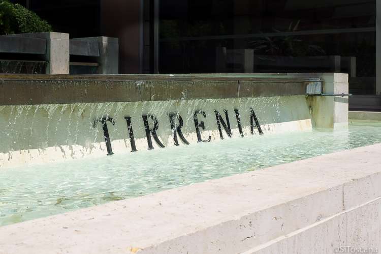 Bildet viser Tirrenia skrevet i en av fontenene i badebyen Tirrenia i Toscana.