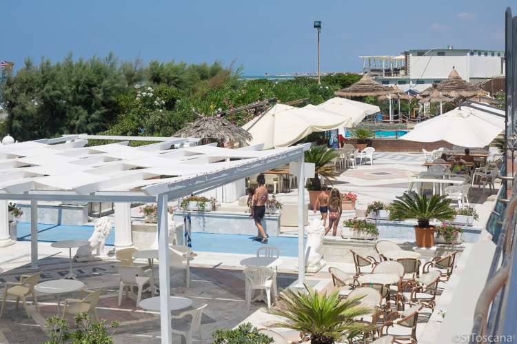 Bildet viser litt av et av spisestedene på en av bagnoene i Tirrenia i Toscana.