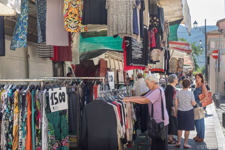 Bildet viser markedsbod som selger klær på markedet i landsbyen Calci, utenfor Pisa.