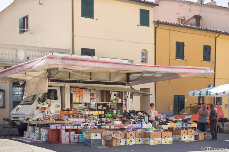 Bildet viser markedsbod med sko på markedet i Calci, ved Pisa.
