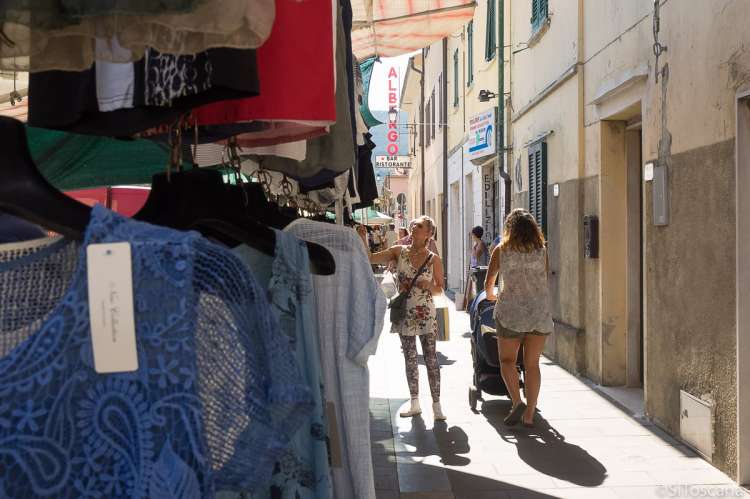 Bildet viser markedsbod som selger klær på markedet i landsbyen Calci, ved Pisa i Toscana.