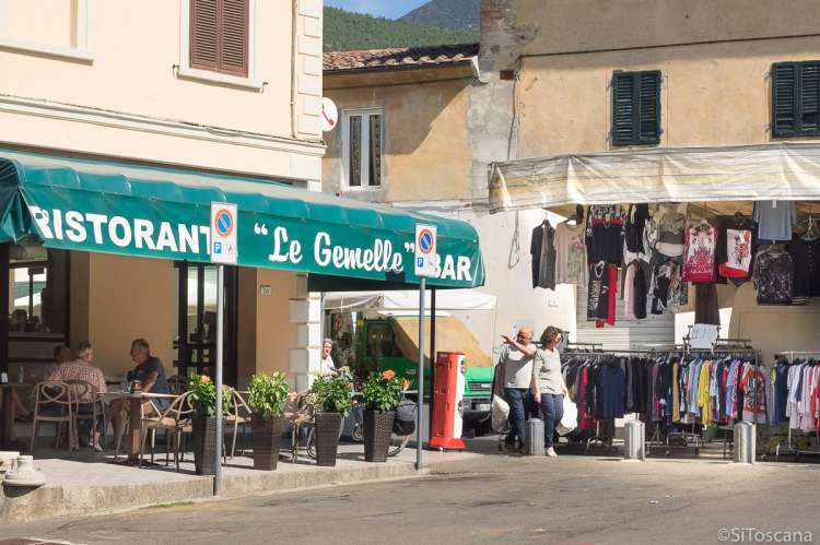 Bildet viser spisestedet og baren Le Gemelle i hovedgata Via Roma i Calci.