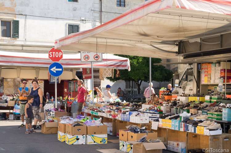 Bildet viser boder på markedet i Calci,  et kommunesenter like ved Pisa i Toscana.