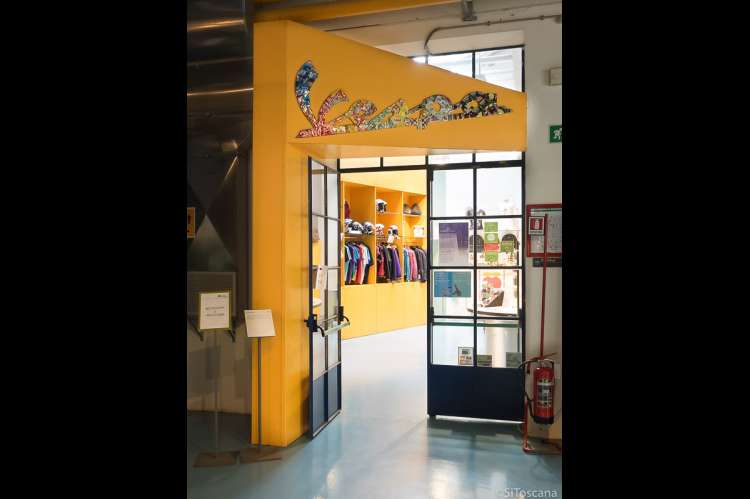 Bildet viser inngangsdøra til museumsbutikken i Piaggiomuseet i Pontedera. Piaggio produserer blant annet Vespa og ligger ved Pisa i Toscana.