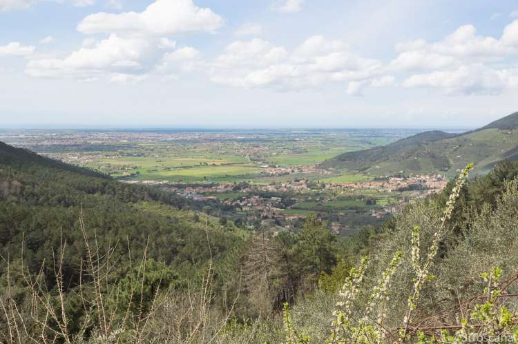 Bildet viser utsikt fra åssiden ovenfor Montemagno og Calci mot Pisa og Middelhavet. Bildet er tatt i april.