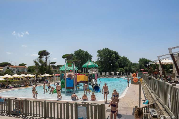Bildet viser et av barnebassengene for de små på badelandet Sunlight Park i Tirrenia.