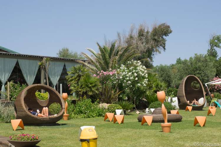 Bildet viser hagen til spisestedet som ligger ved bilettluka til badelandet Sunlight Park.