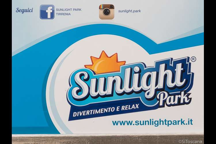 Bildet viser skiltet til badelandet Sunlight Park i Tirrenia i Toscana.