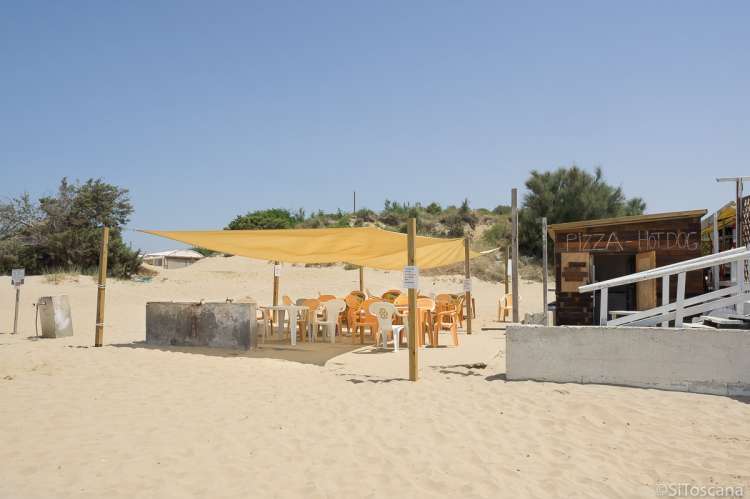 Bildet viser et av spisestedene på stranda Spiaggia Verruca i Tirrenia. Det er uteservering med et solseil over. 