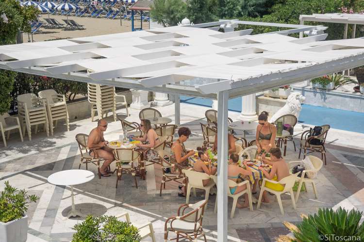 Bildet viser folk som spiser lunsj på en av restaurantene på en bagno.