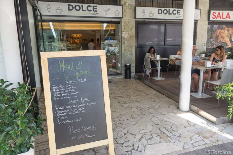 Bildet viser en meny skrevet på ei tavle som står utenfor et spisested i Tirrenia, en av badebyene i Toscana.